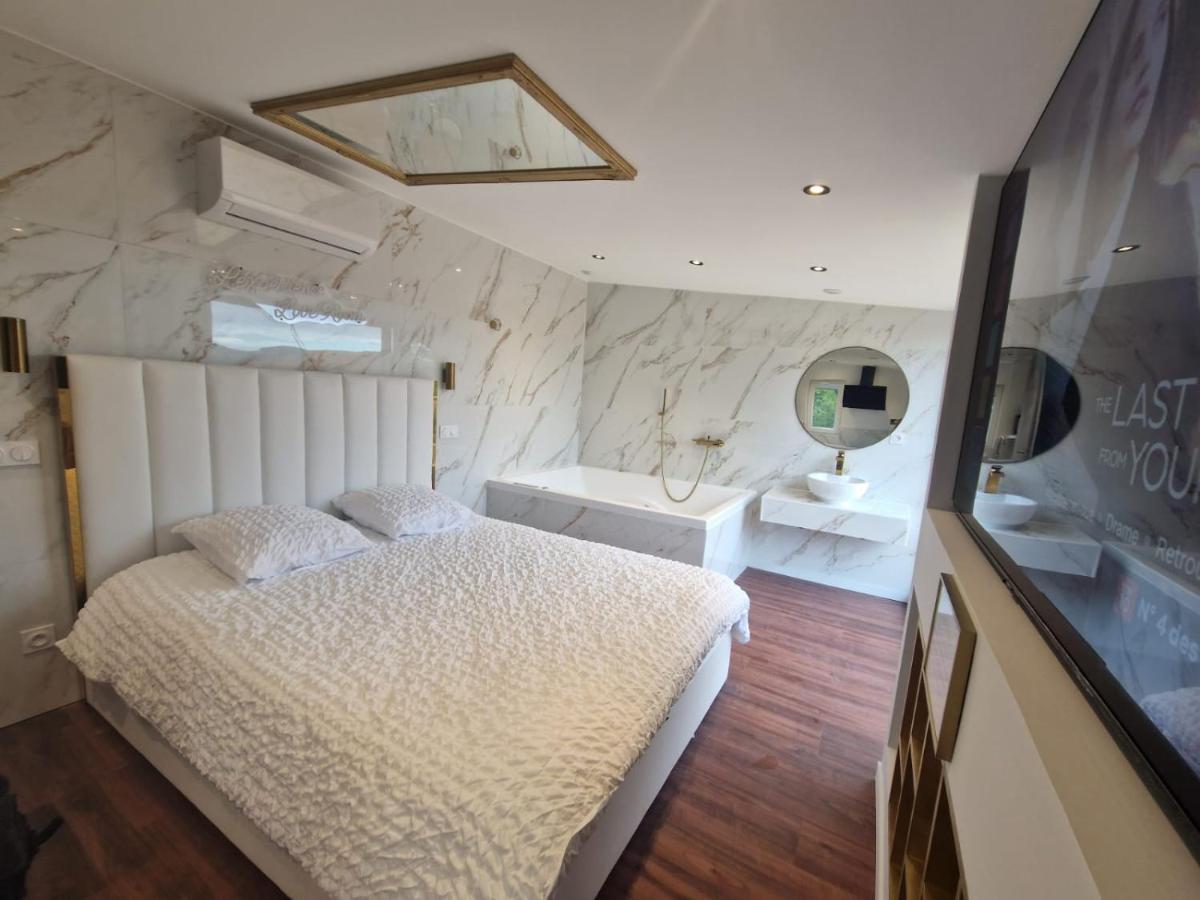 Saint-Jean-Bonnefonds L'Experience Love Room מראה חיצוני תמונה
