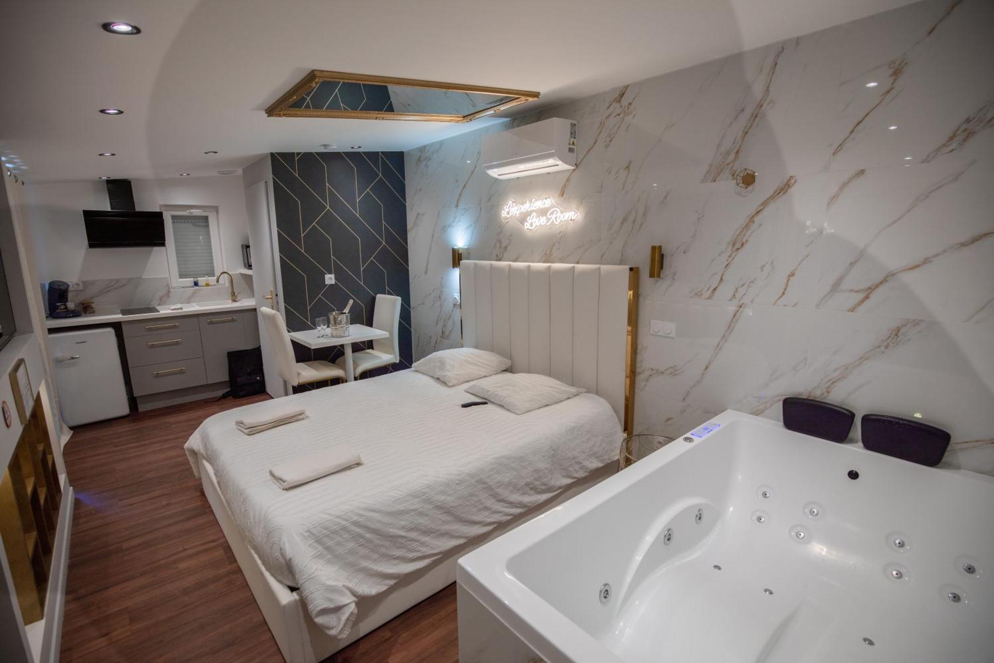 Saint-Jean-Bonnefonds L'Experience Love Room מראה חיצוני תמונה