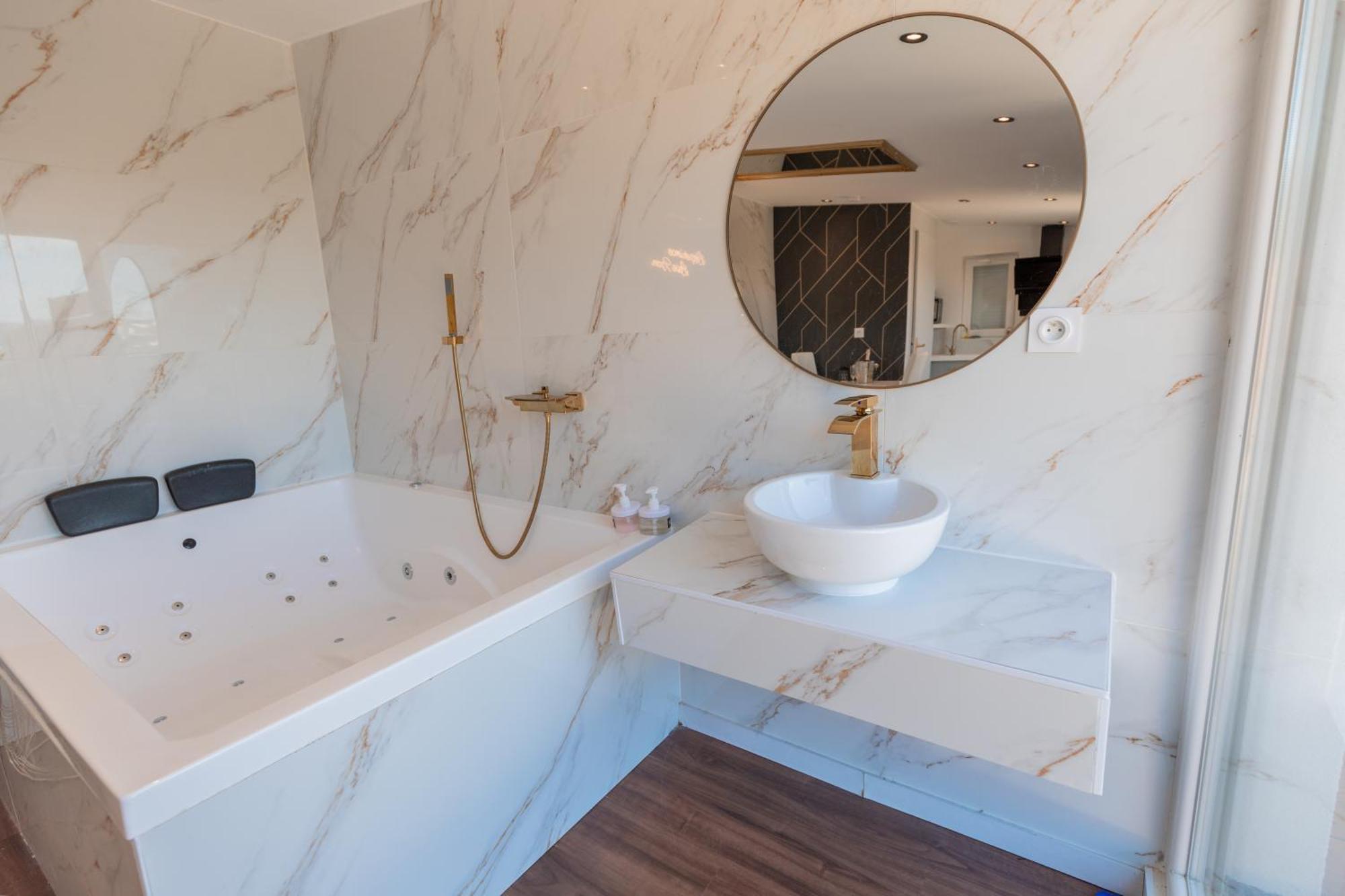 Saint-Jean-Bonnefonds L'Experience Love Room מראה חיצוני תמונה