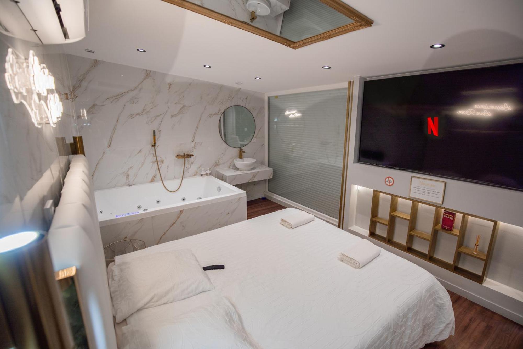 Saint-Jean-Bonnefonds L'Experience Love Room מראה חיצוני תמונה
