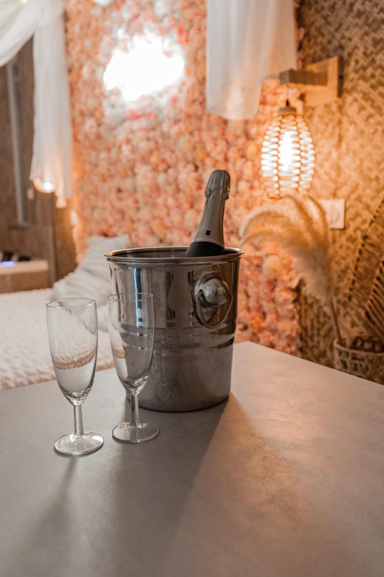 Saint-Jean-Bonnefonds L'Experience Love Room מראה חיצוני תמונה